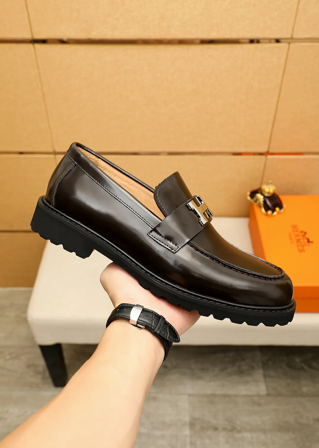 Men's shoes 💰460 💐 Product trademark: HERMES "Hermès" casual leather shoes Regular size: 38-44 (45.46🉑️customized) Product materials: Selected imported first-layer open-edge beaded cowhide leather upper + luxury hardware buckle, imported water-dyed 🐂 cowhide lining. Strong three-dimensional visual effect, original outsole Color: 4⃣️colors available